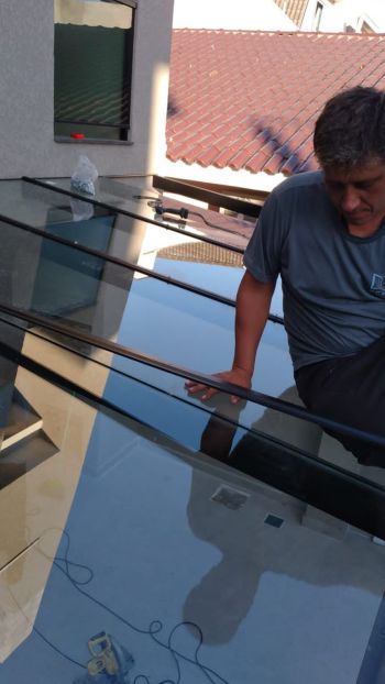 Empresa especializada em manutenção de coberturas de vidro. Guia de empresas e serviços Empresa especializada em manutenção de coberturas de vidro. Guia de empresas e serviços