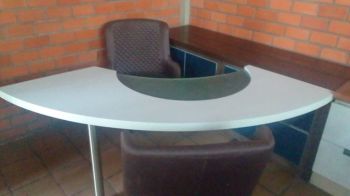 Mesa de recepo para escritrio na cor azul com cadeira caixa alta e balco. Para a sua casa